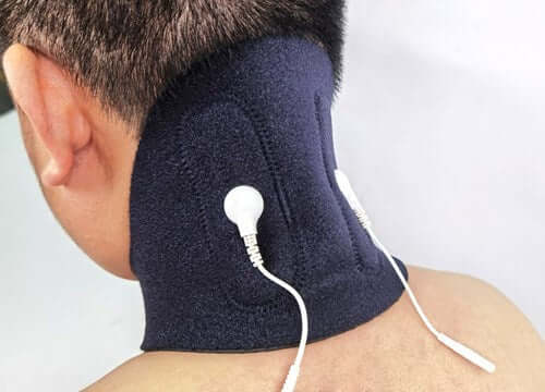 מכשיר עיסוי לגב על צוואר לגב תחתון, עוזר בשיקום מפציעה.